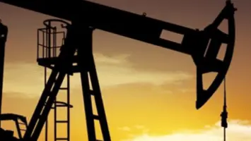 صعود أسعار النفط مع تراجع الدولار الأمريكي يجذب المشترين