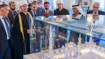 مركز الشيخ زايد يعرض مجسم الجامع وإصداراته في موسكو