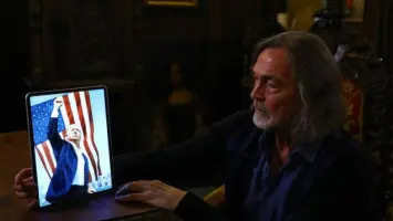 فنان روسي يرسم لوحة لترامب على أمل تحقيق السلام