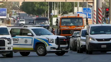 مداهمات أمنية فجائية تطيح بمطلوبين وضبط مئات المخالفات في صباح السالم