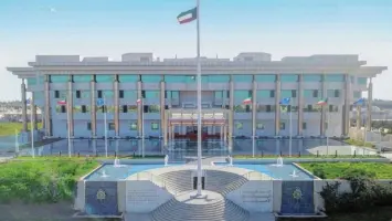 وزارة الداخلية الكويتية تحظر الملصقات على نوافذ المركبات الأمامية