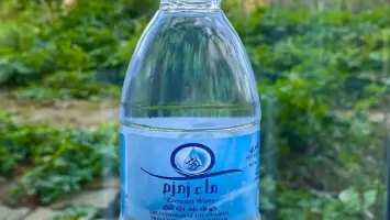 بلدية الشارقة تمنع تداول مياه زمزم في الأسواق وتحذر من المخالفات