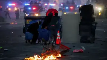 احتجاجات عنيفة وإغلاق طرق في لوس أنجلوس ضد سياسات ترمب