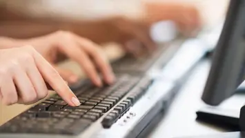 الإمارات: 500 ألف درهم غرامة و5 سنوات سجنًا لـ7 أنواع من المحتوى المحظور