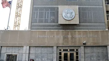 صاروخ إيراني يستهدف محيط السفارة الأمريكية في تل أبيب وتضرر المبنى