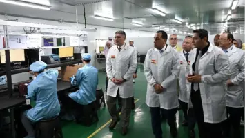 رئيس الوزراء المصري يزور مصنعًا لصناعة شاشات التليفزيون والهواتف