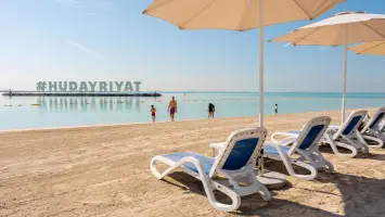 افتتاح أول شاطئ ليلي في جزيرة الحديريات بأبوظبي