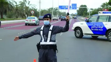 شرطة أبوظبي تحذر من التوقف العشوائي على كتف الطريق قرب بوابات “درب”.. غرامات تصل إلى 1000 درهم