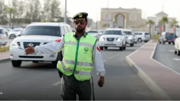 Abu Dhabi Police Warns Drivers: Avoid Shoulder Parking Near Darb Gates - Fines Up to AED 1000