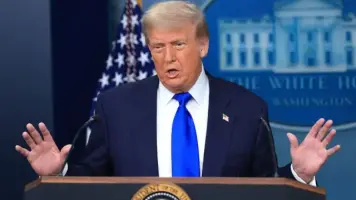 ترامب يستخدم مصطلحاً مثيراً للجدل خلال احتفال بالموازنة