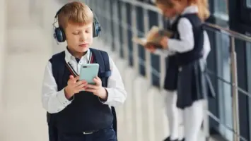 حظر الهواتف في مدارس هولندا يعزز تركيز الطلاب