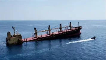 الإمارات تستجيب لنداء استغاثة وتنقذ طاقم سفينة بالبحر الأحمر