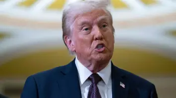 ترامب يحذر من تحدي الدولار ويطالب باستقالة رئيس الفيدرالي