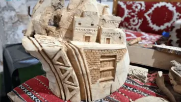 زوار مهرجان بيت حائل 2025 ينبهرون بفن النحت على الخشب