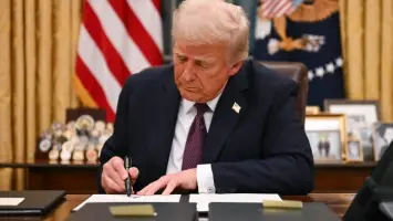 ترامب يوقع قانون العملات المستقرة ويدفع بتعزيز الرقابة المالية