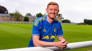 ليدز يضم شون لونغستاف من نيوكاسل لتعزيز وسط الملعب