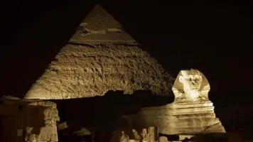 وزارة السياحة تطلق نظام إضاءة متطور لأهرامات الجيزة