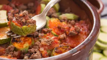 تحضير طاجن الكوسة باللحم المفروم في 7 خطوات  بسهولة