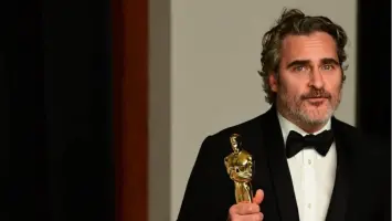 خواكين فينيكس يستنكر تجويع الأطفال في غزة ويصفه بالجنون