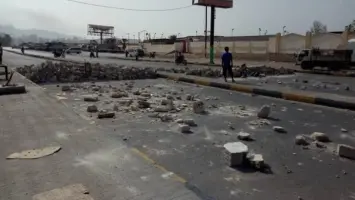 اليمن: محتجون يغلقون الطريق الرئيس في المكلا احتجاجاً على سوء الخدمات