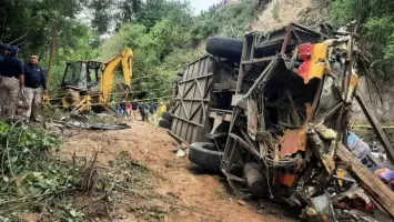 مأساة في جبال الأنديز: مصرع 18 شخصًا بانقلاب حافلة في بيرو