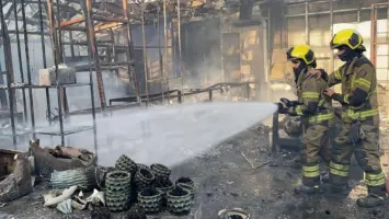 فرق الإطفاء تكافح حريقاً في منطقة الري الزراعية