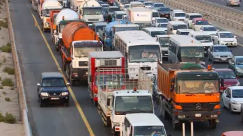 شرطة أبوظبي تحذر السائقين من إرباك المركبات المتقدمة على "مسار التجاوز"