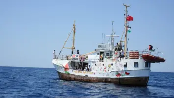 تفعيل الطوارئ على سفينة حنظلة بعد اقتراب قارب مجهول منها