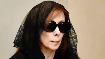 فيروز تودع ابنها زياد الرحباني بدموع في لبنان