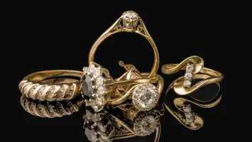 شرطة دبي تُعيد حقيبة مجوهرات بمليون درهم لتاجر مقيم بحيله ذكية