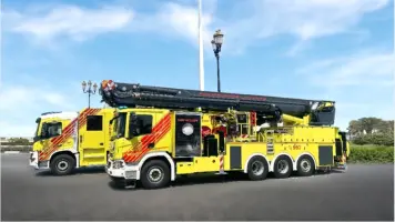 إخماد حريق بموقع قطع غيار سيارات مستعملة في الشارقة دون إصابات