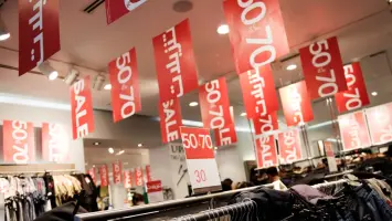 التخفيضات الصيفية في الإمارات: متاجر تعرض تخفيضات تصل إلى 60% والمنصات الإلكترونية تتفوق بـ75%