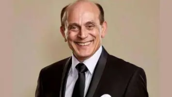 أشرف زكي يطمئن الجمهور على صحة محمد صبحي