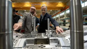 Auto Chiefs Urge Canadian Government to Reconsider EV Mandate