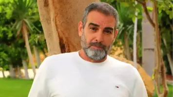 أحمد عبد العزيز يثير جدلاً حول العلاقة بين الفنانين والمعجبين