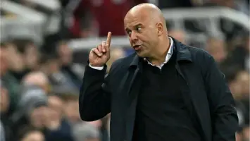 سلوت يعبر عن حزنه بعد خسارة ليفربول للدرع الخيرية