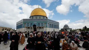 عشرات الآلاف يؤدون صلاة الجمعة في المسجد الأقصى تحت قيود مشددة