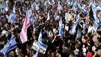 إسرائيليون يغلقون شارعًا رئيسيًا احتجاجًا للمطالبة بوقف الحرب وإعادة الأسرى