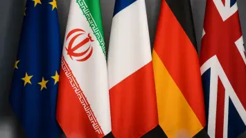 إيران تكثف المفاوضات مع الترويكا لتجنب العقوبات