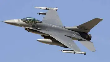 مصرع طيار بولندي في تحطم إف-16 خلال استعدادات لعرض جوي