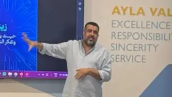 محمد العرب يدرب شباباً من الأردن وفلسطين على القيادة بالذكاء الاصطناعي