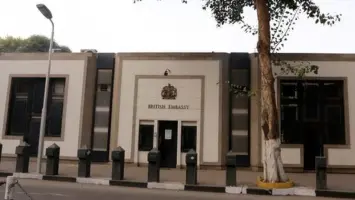 بعد إزالة الحواجز الأمنية.. السفارة البريطانية بالقاهرة تعلن إغلاق مبناها الرئيسى مؤقتًا