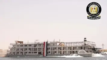 إنزال الفندق العائم «أوجيني» إلى مياه أسوان بعد صيانته بإشراف دولي