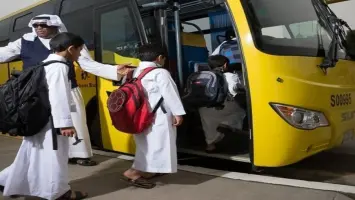 سلوكيات سائقي الحافلات المدرسية تثير الفوضى في الأحياء صباحًا