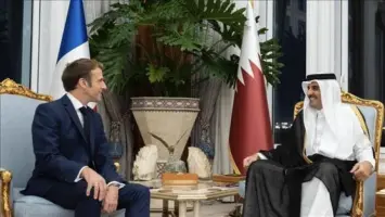 اتصال هاتفي بين أمير قطر والرئيس الفرنسي حول الهجوم الإسرائيلي