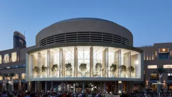 ازدحام كبير في متاجر أبل بدبي لاستلام آيفون 17 الجديد