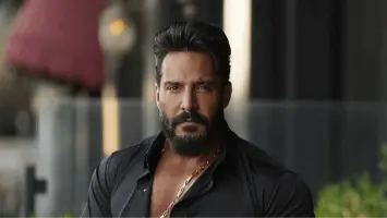 جدل واسع حول اتهام الفنان جلال الزين بإساءة للقرآن الكريم