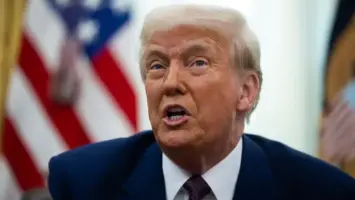 ترامب يفسر بيان حماس كإشارة للسلام ويطالب إسرائيل بوقف القصف