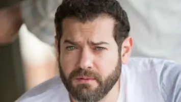 عمرو يوسف يعلن البوستر الرسمي لفيلم "السلم والثعبان"