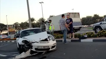 مخمور يدمر سيارة بورش فارهة في حادث بدبي